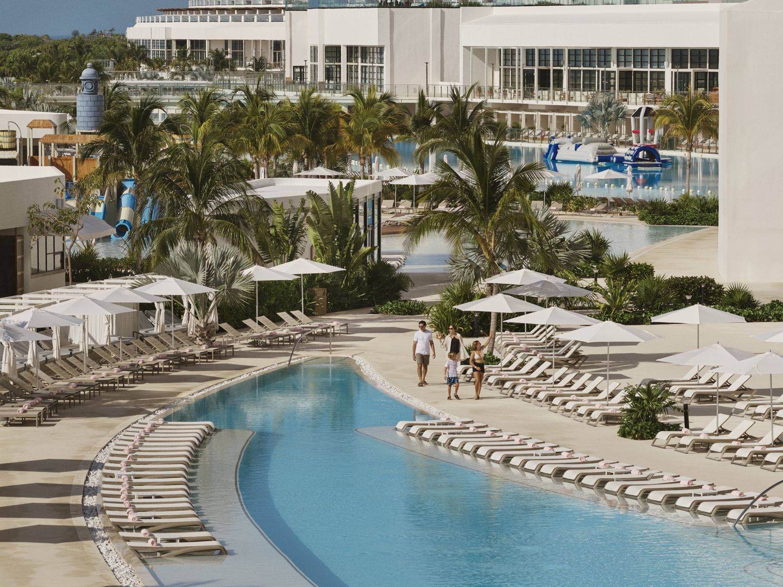 Vista de las albercas y áreas comunes de AVA Resort Cancun