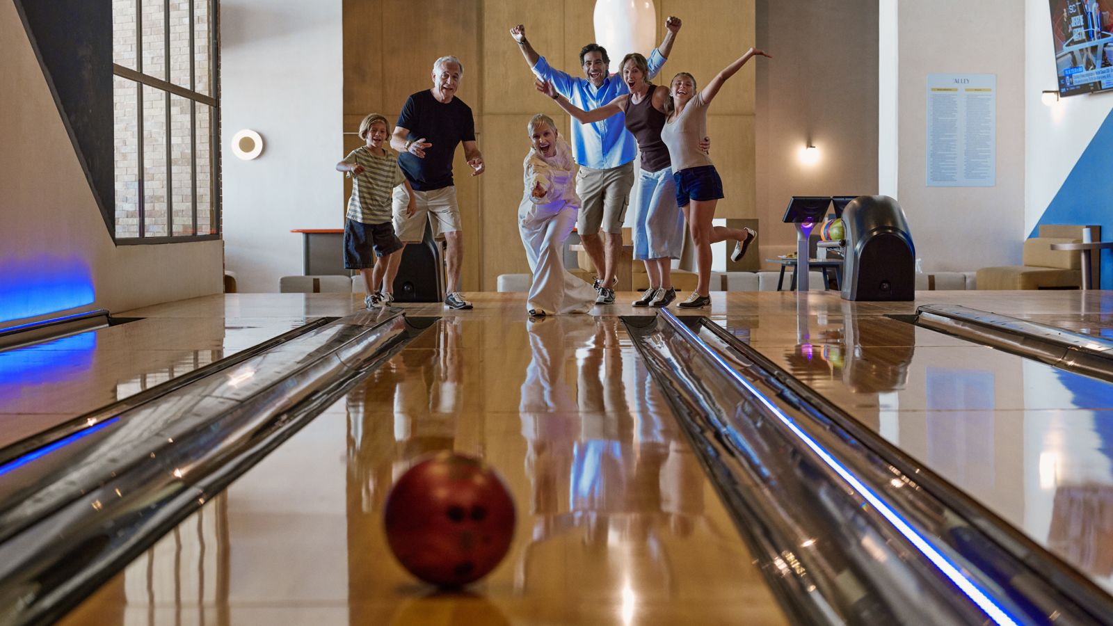 Familia jugando boliche en el lobby